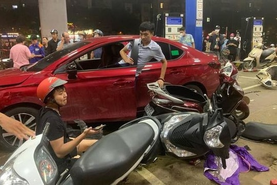 Khởi tố, tạm giữ tài xế say xỉn tông vào cây xăng làm 8 người bị thương