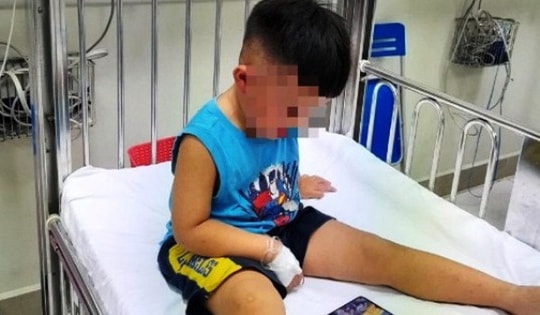 Bé trai 3 tuổi bị bạo hành nhốt trong tủ đông có thể ra viện chiều nay