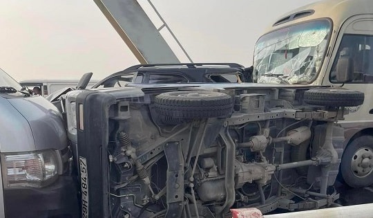 2 tai nạn liên tiếp, cầu Chương Dương ùn tắc nghiêm trọng