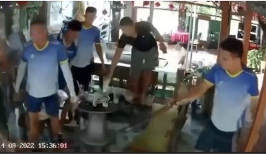 Khởi tố bị can kẻ dùng điếu cày đánh tử vong nam thanh niên trong quán cà phê