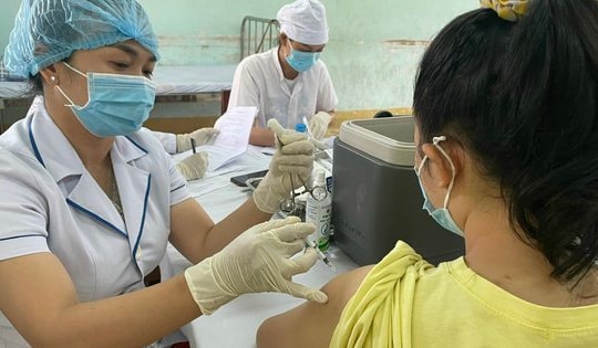 Ca mắc mới, bệnh nhân COVID-19 nặng tăng, nhiều nơi sốt sắng tổ chức chiến dịch tiêm vaccine