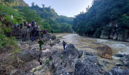 Chụp ảnh bên suối Nậm Núa, 2 bé gái bị nước cuốn trôi