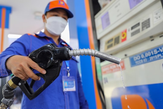 Giá xăng giảm, dầu tăng cao từ 15 giờ chiều nay