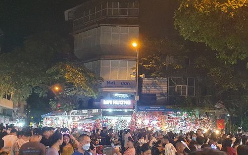 Đông nghẹt người vui Trung thu sớm tại phố Hàng Mã