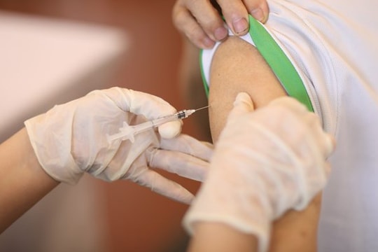 Đẩy nhanh tiêm vaccine COVID-19 bảo vệ trẻ khi đến trường 