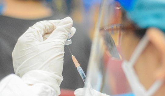 Sáng 8/9: Bệnh nhân COVID-19 nặng tăng nhanh, nhiều nơi vẫn tiêm vaccine mũi 3 và 4 rất thấp, chậm