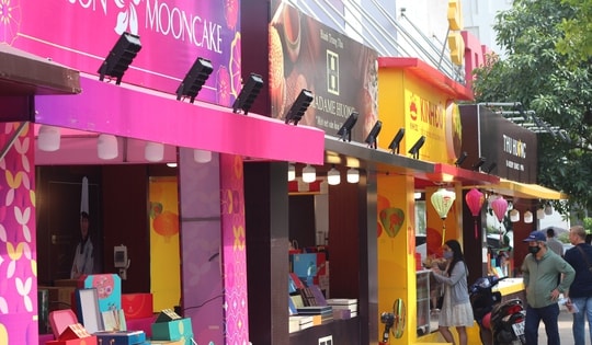 Hà Nội: Bánh trung thu ‘cháy hàng’ sau 2 năm ế ẩm vì dịch COVID-19