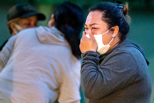 Người nhà khóc nghẹn nhận diện nạn nhân trong vụ cháy quán karaoke ở Bình Dương