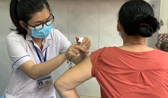 Hiệu lực của vaccine giảm nhanh sau 3-5 tháng, bệnh nhân COVID-19 nặng tăng: Cần tiêm mũi 3 và 4