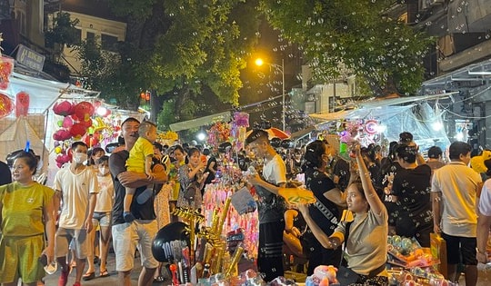 Phố Trung thu Hàng Mã đông đúc đến "nghẹt thở" trước giờ G