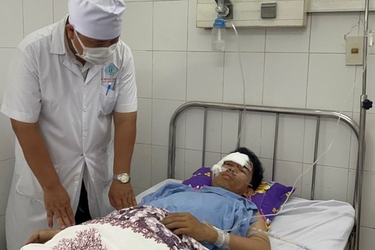 Cứu sống nam bệnh nhân bị tường đổ đè lên người nguy kịch