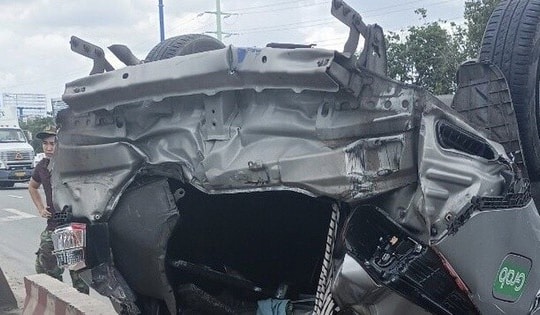 Va chạm với xe container, ôtô 5 chỗ lật ngửa trên Xa lộ Hà Nội