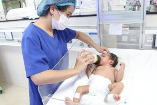 Phú Thọ: Cứu sống trẻ sơ sinh suy hô hấp nặng do sản phụ bị sa dây rốn