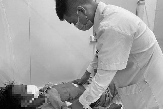 Người đàn ông bị dao bầu đâm thấu ngực, bụng may mắn thoát chết