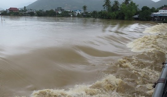 Đồng Nai: Một người bị cuốn trôi khi băng qua đường ngập