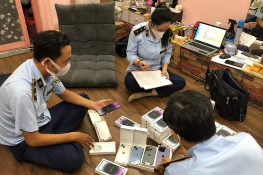 Phát hiện người mang vali chứa 42 iPhone 14 nghi nhập lậu
