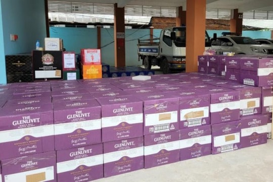 Long An: Bắt quả tang 3 ô tô tải chở hàng nhập lậu về Việt Nam