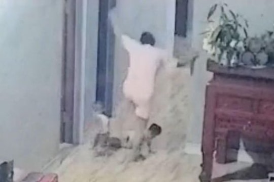 Người mẹ đạp gãy xương đùi của con trai sẽ bị xử lý thế nào?