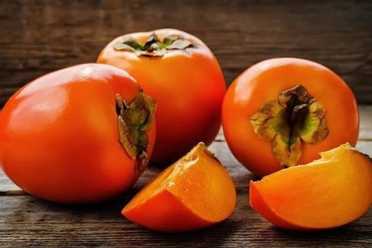 Người phụ nữ phải nhập viện phẫu thuật gấp vì ăn quả hồng