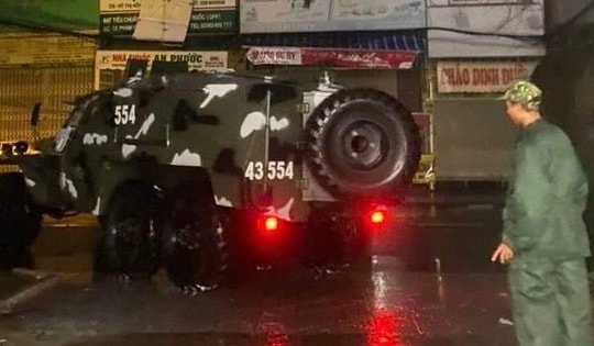 Đà Nẵng: Đưa sản phụ đi sinh bằng xe đặc chủng giữa tâm bão