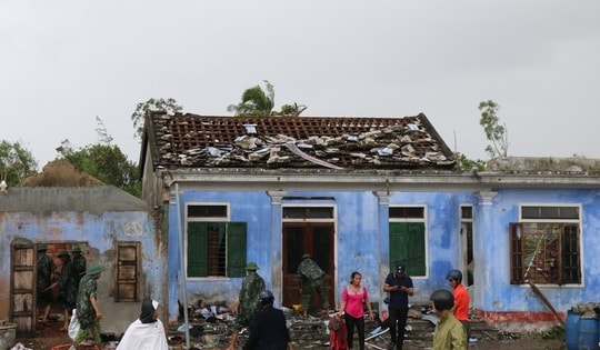 Nhà cửa tan hoang sau bão Noru, người dân miền biển Thừa Thiên Huế vẫn chưa hết bàng hoàng