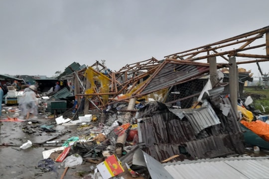 Những thiệt hại ban đầu do bão Noru gây ra ở miền Trung: Nhà bị tốc mái, nhiều người bị thương