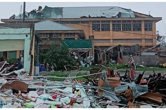 Cập nhật thiệt hại do bão Noru: Miền Trung tan hoang, hàng trăm nhà tốc mái, cây đổ la liệt