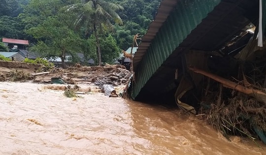 Hình ảnh mới nhất từ tâm lũ huyện miền núi Kỳ Sơn