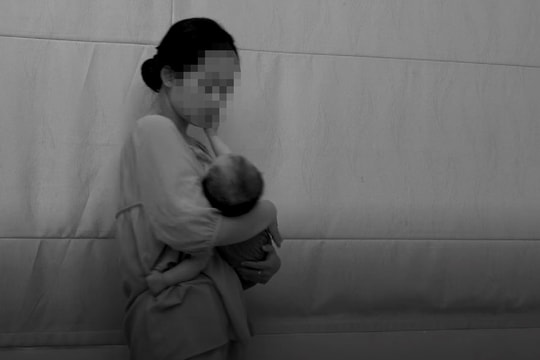 Mẹ sau sinh trầm cảm nặng vì con quấy khóc đêm