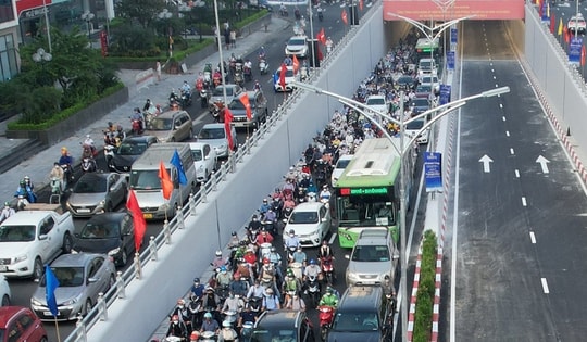 Ùn tắc kéo dài ngày đầu thông xe hầm chui Lê Văn Lương