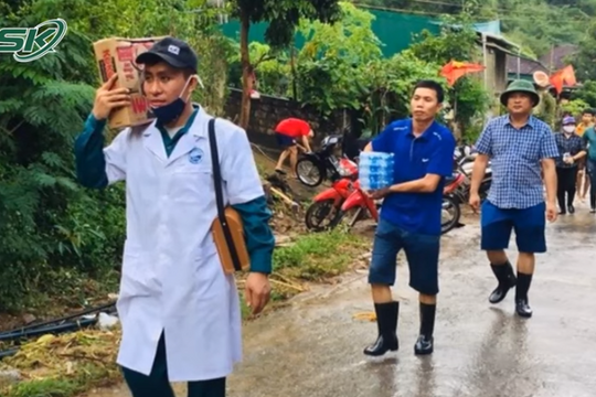 Cảm động hình ảnh các 'thiên thần áo trắng' lăn xả ứng cứu bà con vùng lũ Kỳ Sơn, Nghệ An 
