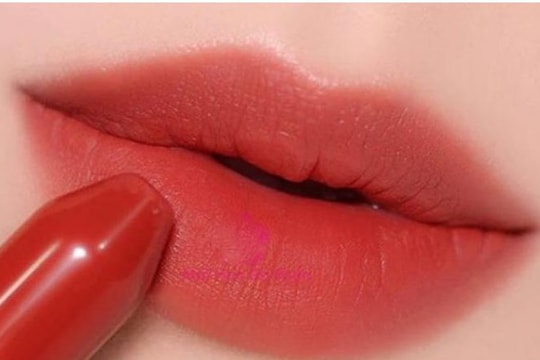 Nguy hiểm "chết người" khi dùng son môi