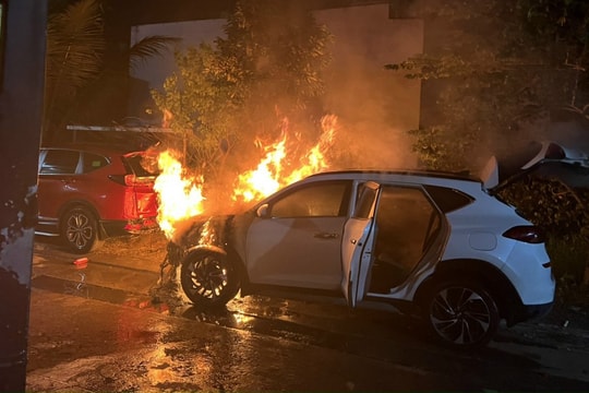 TP.HCM: 2 thanh niên phóng hỏa đốt ô tô vào rạng sáng