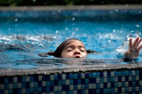 Cách sơ cứu trẻ bị đuối nước