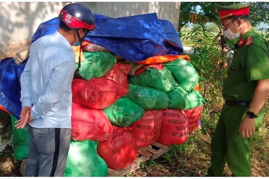 Phát hiện hơn 1,4 tấn mỡ động vật bốc mùi không rõ xuất xứ