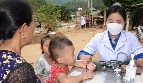 Nghệ An: Khám bệnh, cấp thuốc miễn phí cho người dân vùng lũ Kỳ Sơn