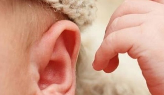 Yếu tố nguy cơ và biến chứng viêm tai giữa cấp ở trẻ