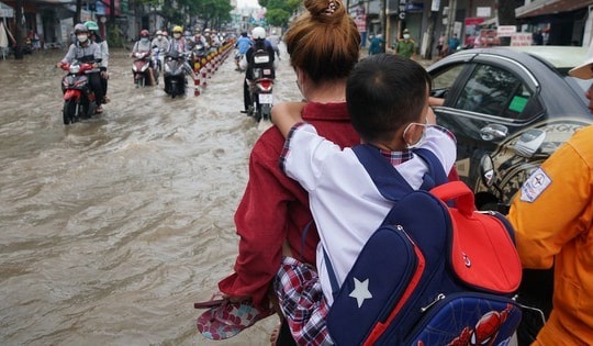 Nhiều địa phương cho học sinh nghỉ học vì triều cường, mưa lũ