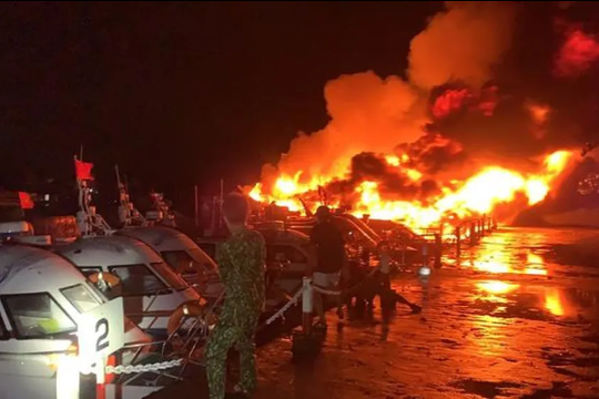 Hội An: Loạt ca nô tại bến du lịch Cửa Đại bốc cháy dữ dội