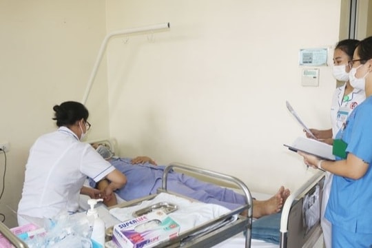 Quảng Ninh: Đặt máy tạo nhịp tim cứu sống cụ ông 96 tuổi thở yếu