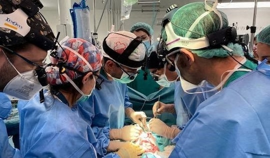 Ca bệnh đầu tiên trên thế giới được ghép ruột