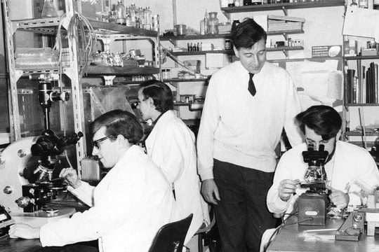 Những điều thú vị về cha đẻ của phương pháp thụ tinh trong ống nghiệm