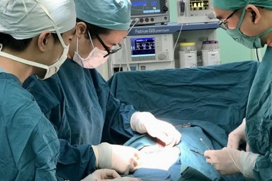 Cứu sống bệnh nhân xoắn lá lách lạc chỗ hiếm gặp