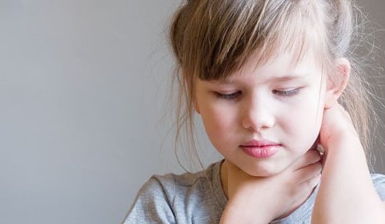 Viêm họng cấp ở trẻ có cần dung kháng sinh?