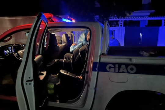 Huế: Cảnh sát giao thông vượt lũ đưa sản phụ đến bệnh viện sinh con