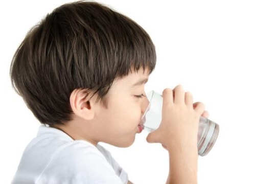 Trẻ cần uống lượng nước bao nhiêu trong ngày là đủ