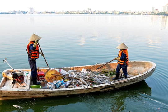 TP Hà Nội yêu cầu khẩn trương tìm nguyên nhân cá chết ở Hồ Tây