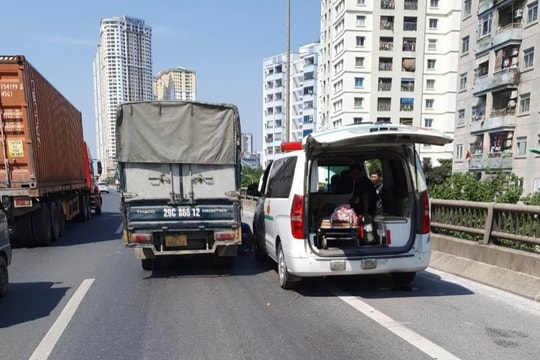 Hỗ trợ kịp thời xe cứu thương bị sự cố ở đường Vành đai 3