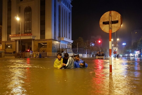 Đà Nẵng: Mở cửa đón người lạ vào tránh lụt, siêu thị mất 130 chiếc điện thoại trị giá 1,2 tỉ đồng
