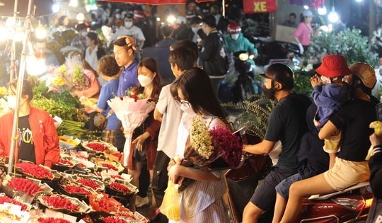 Những chợ hoa lớn nhất Hà Nội sôi động trước lễ 20/10